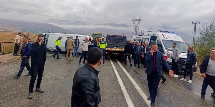 Yüksekova’da öğrenci servisi devrildi: 13 yaralı