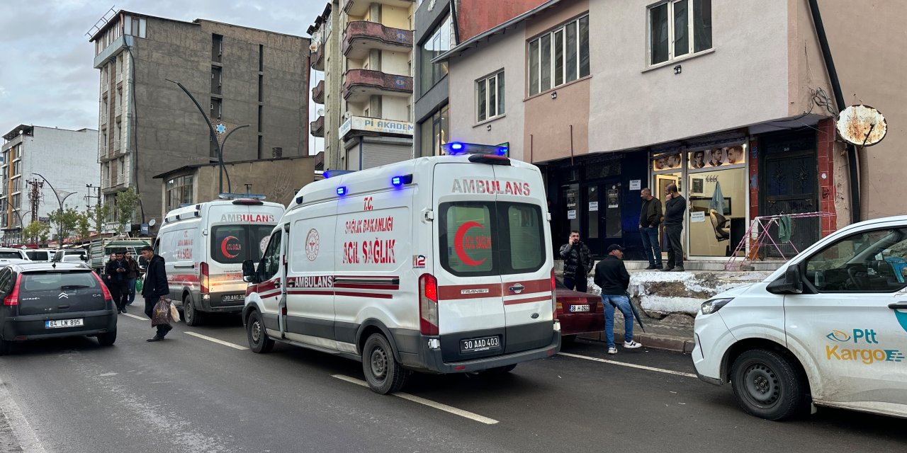 Yüksekova’da iki grup arasında bıçaklı kavga: 2 yaralı