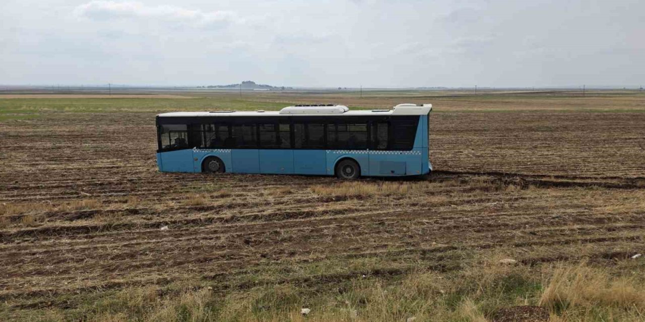 Diyarbakır’da otobüs yoldan çıktı, faciaya ramak kaldı