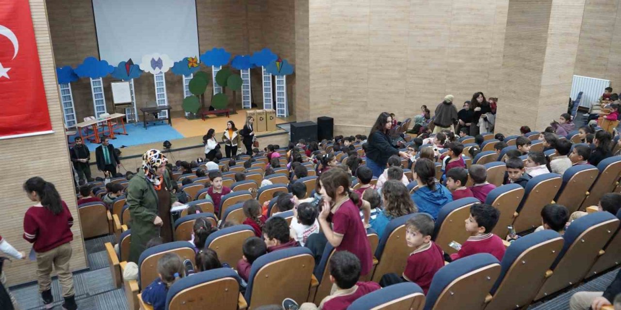 Şırnak’ta 600 çocuk tiyatro etkinliğinde bir araya geldi