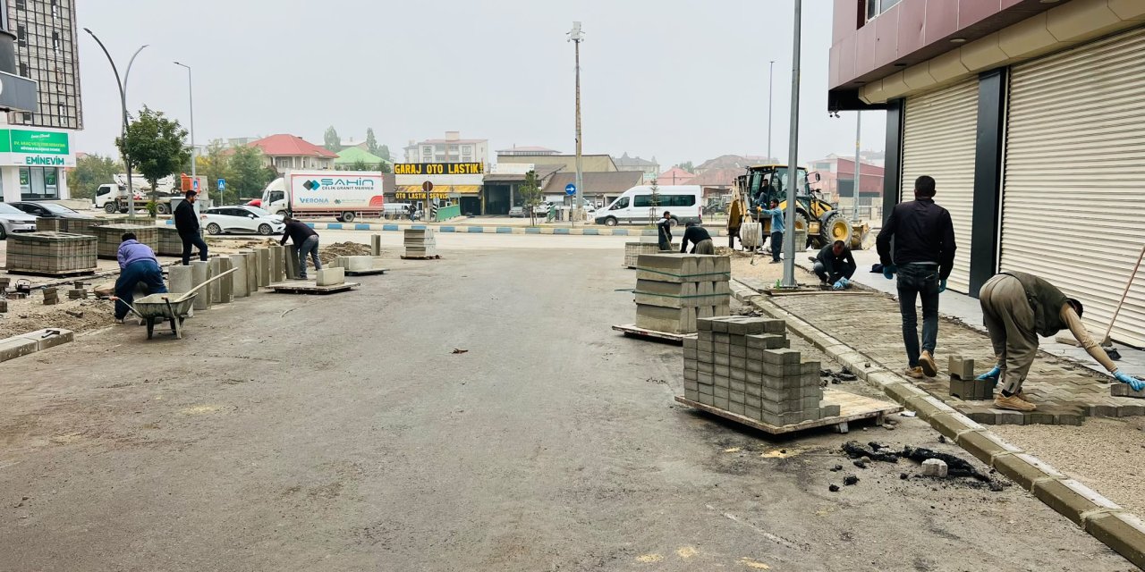 Yüksekova’da yol ve kaldırım çalışmaları devam ediyor