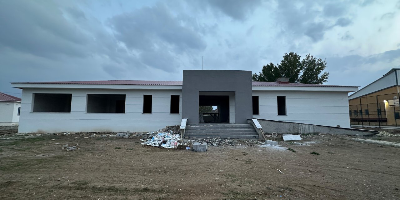 Yüksekova’da yeni gençlik merkezinin yapımı sürüyor