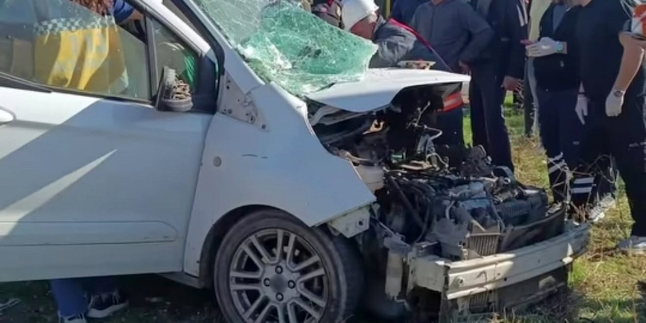 Mardin’de hafif ticari araç ile minibüs çarpıştı: 4 yaralı