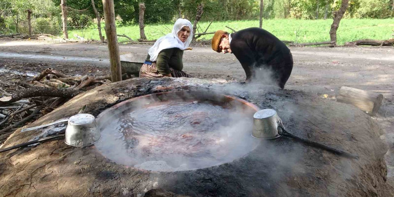 Hizan’da üzümden doğal pekmez üretiyorlar