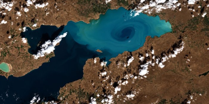 Van Gölü’nün uzaydan görünen ebru sanatı desenleri büyüledi