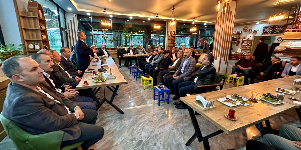Yüksekova’da muhtarlar ve AK Parti yönetimi bir araya geldi