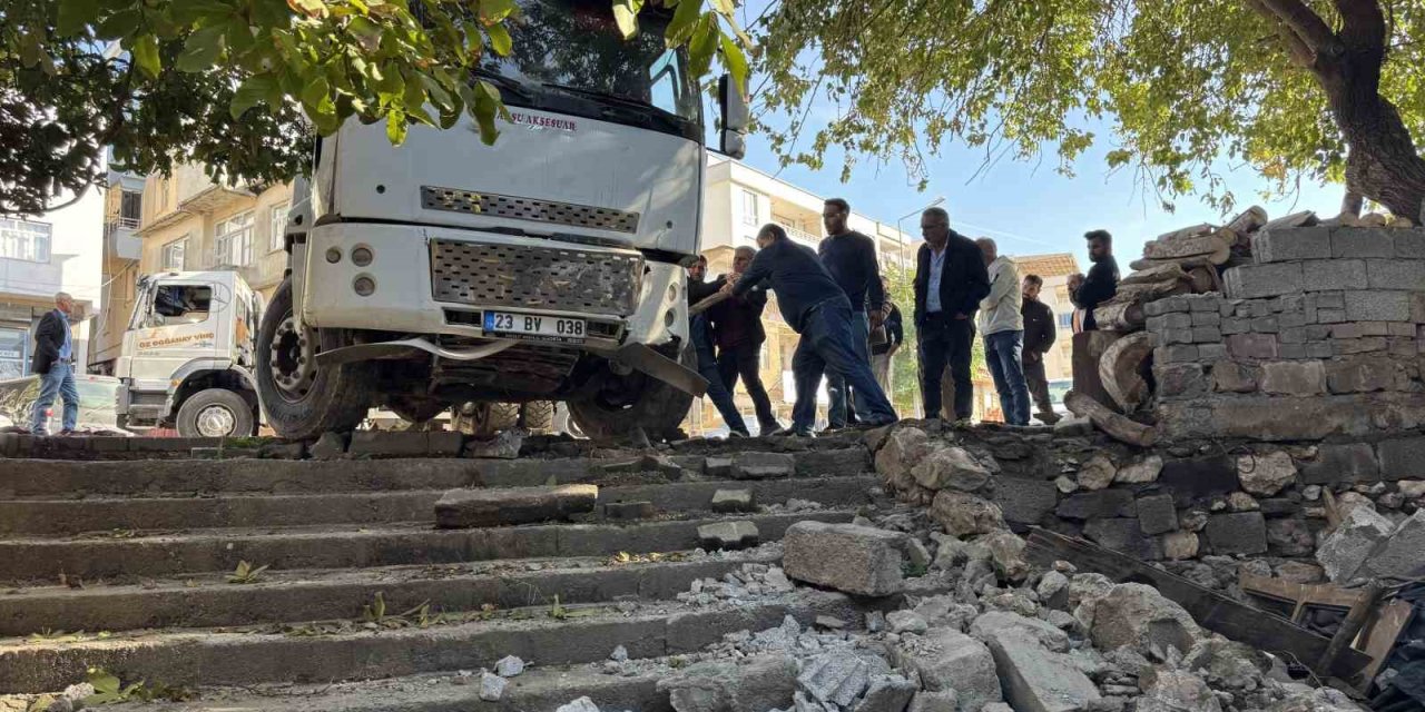Diyarbakır’da freni boşalan kamyon mahalleye girdi