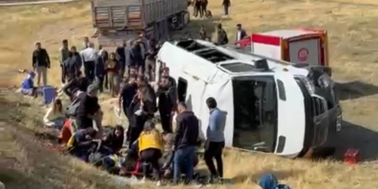 Hakkâri-Van yolcu minibüsü tırla çarpıştı: 1 kişi hayatını kaybetti, 10 kişi yaralandı