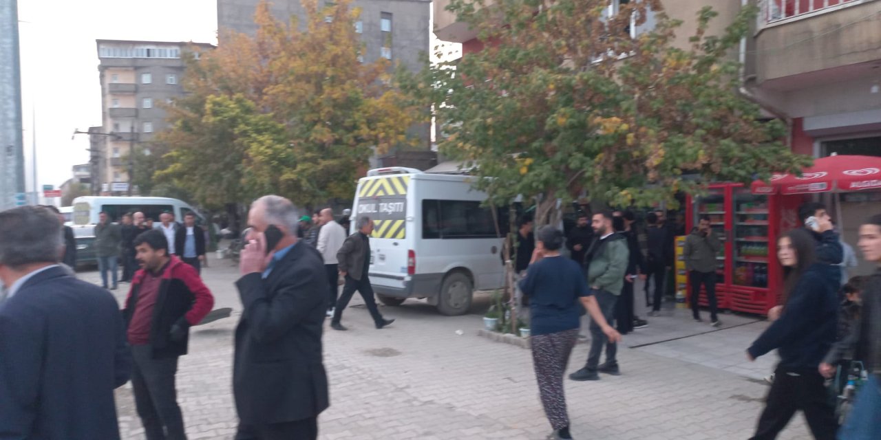 Yüksekova’da sürücüsü kalp krizi geçiren öğrenci servisi binaya çarptı