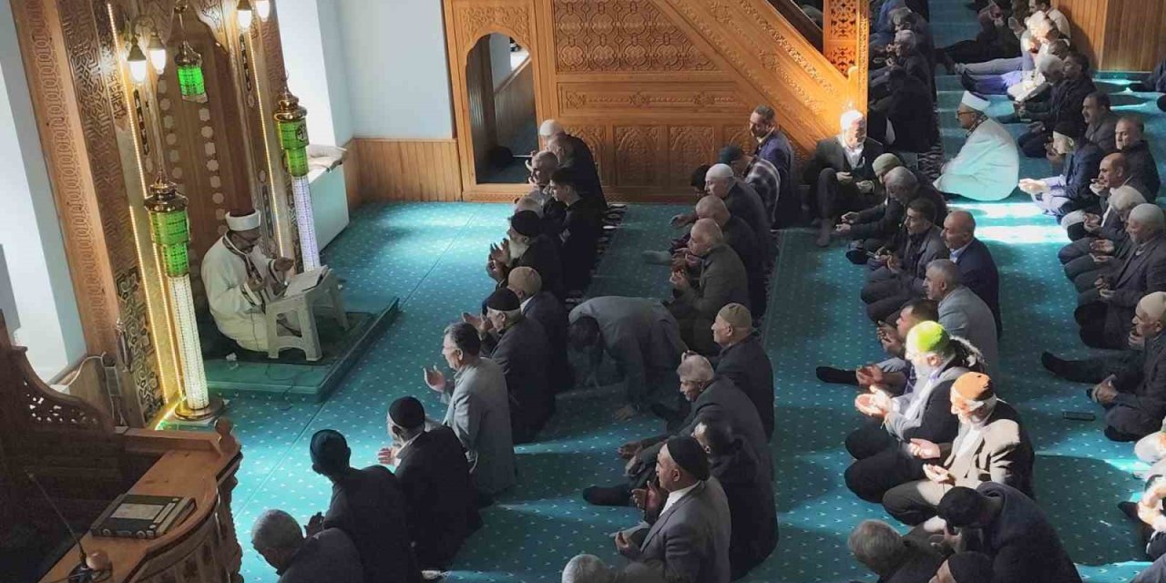 Van depreminde yaşamını yitirenler anıldı