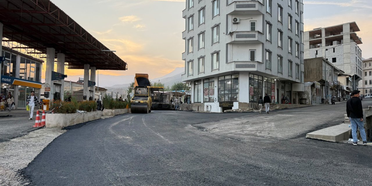 Derecik’te ilçe merkezinde sıcak asfalt çalışması başlatıldı