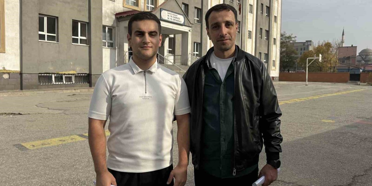 Baba-oğul aynı okulda sınava girdiler: "Amacımız herkesi okumaya teşvik etmektir"