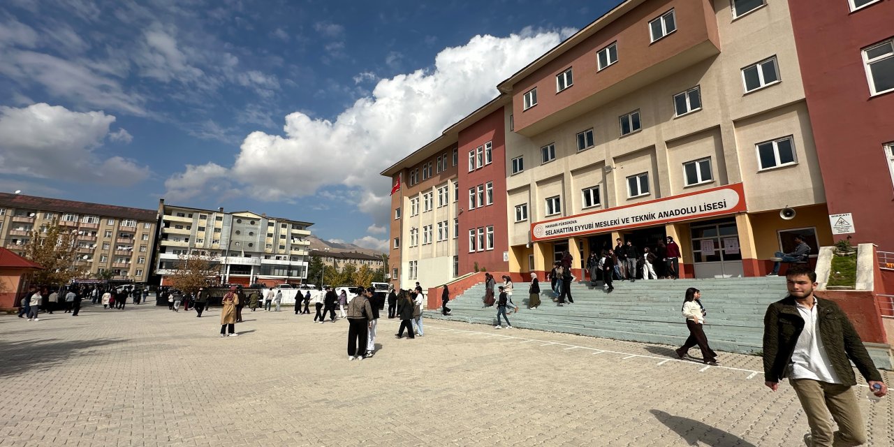 Yüksekova’da KPSS Ortaöğretim sınavı 9 bin 572 adayın katılımıyla gerçekleştirildi