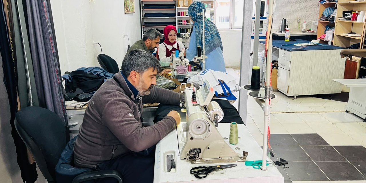 Şemdinli’de 20 yıllık terzi mesleğini gençlere öğretiyor