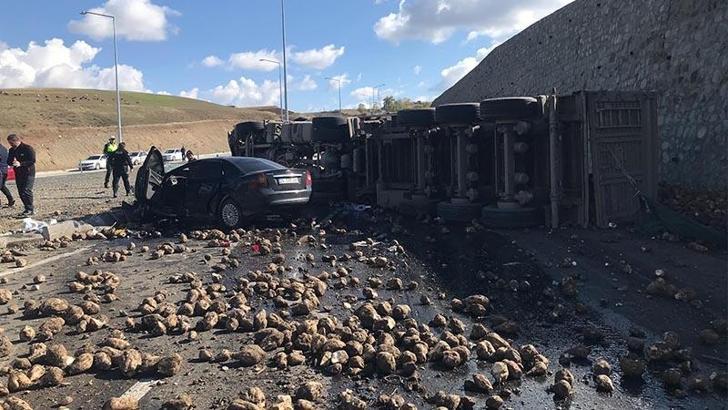 Pancar yüklü TIR ile otomobil çarpıştı: 4 ölü, 1 yaralı
