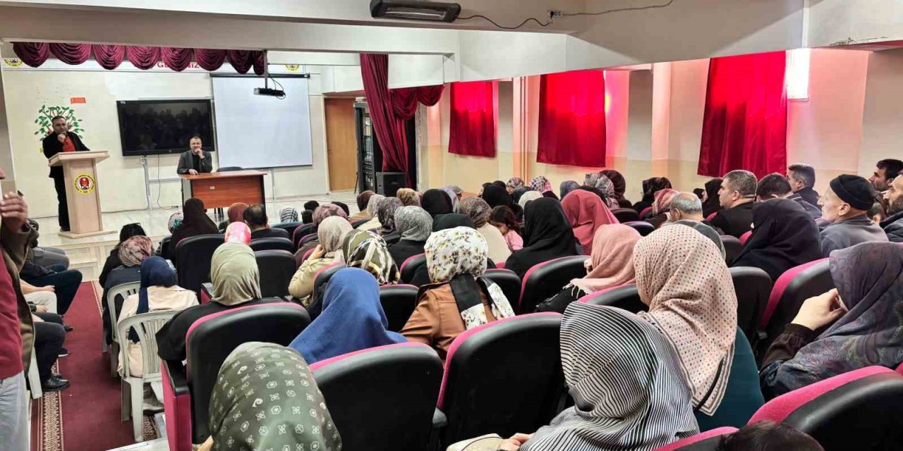 Tuşba Hüseyin Çelik Kız Anadolu İmam Hatip Lisesinde veli toplantısı yapıldı