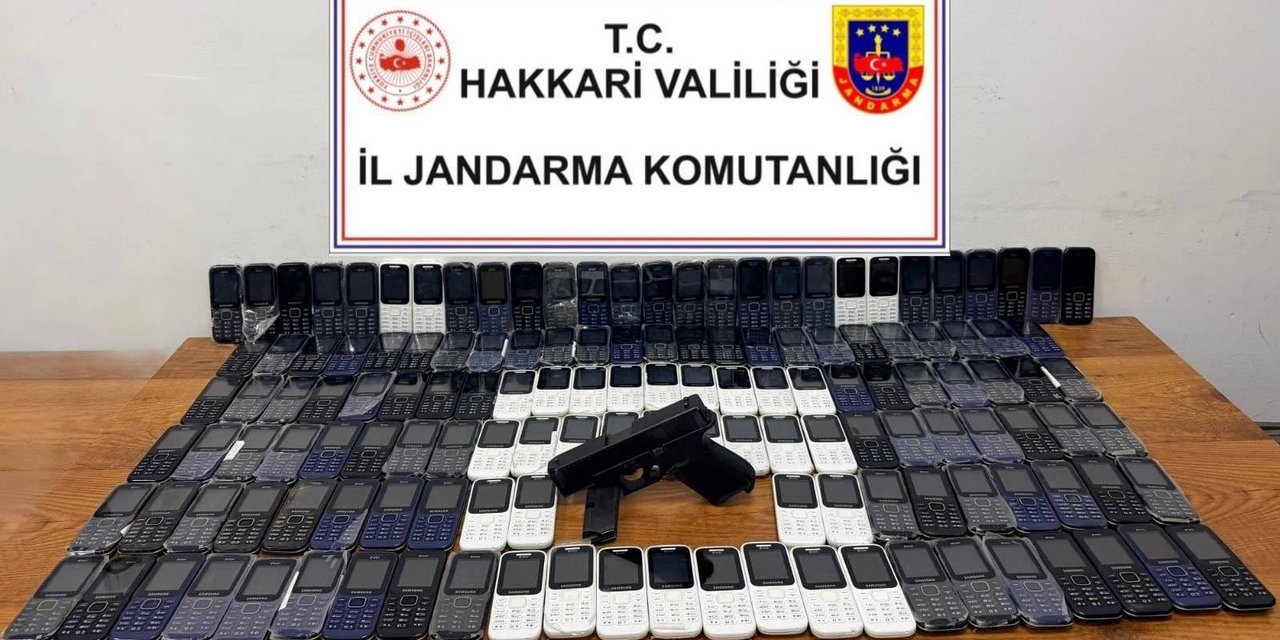 Şemdinli'de 142 kaçak cep telefonu ele geçirildi