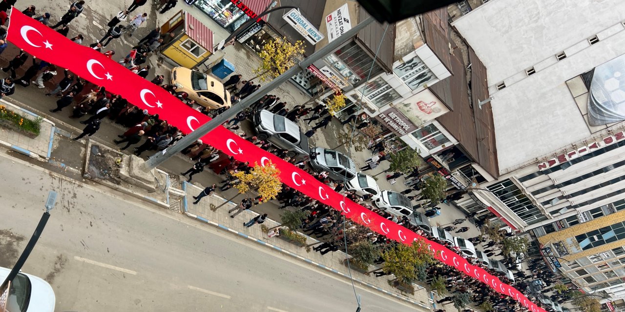 Yüksekova’da Cumhuriyet Bayramı kortej yürüyüşü düzenlendi