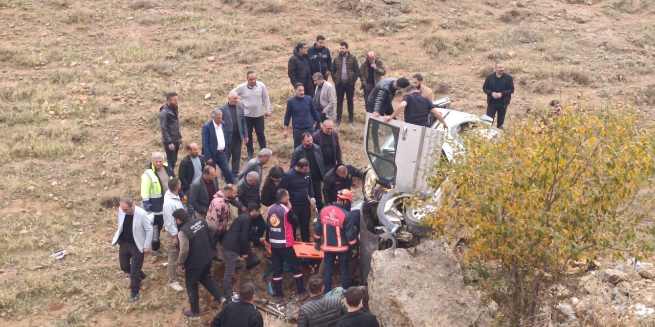 Yüksekova’da hafif ticari araç şarampole yuvarlandı: 2 yaralı