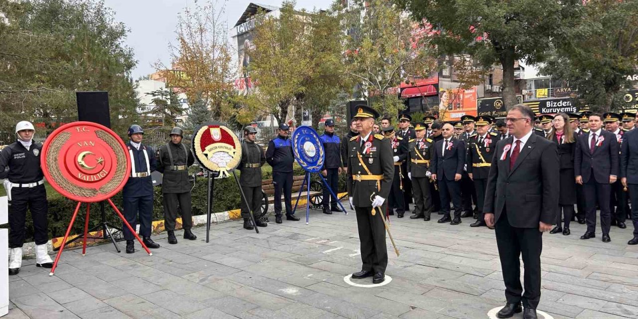 Van’da 29 Ekim Cumhuriyet Bayramı için çelenk sunma töreni yapıldı