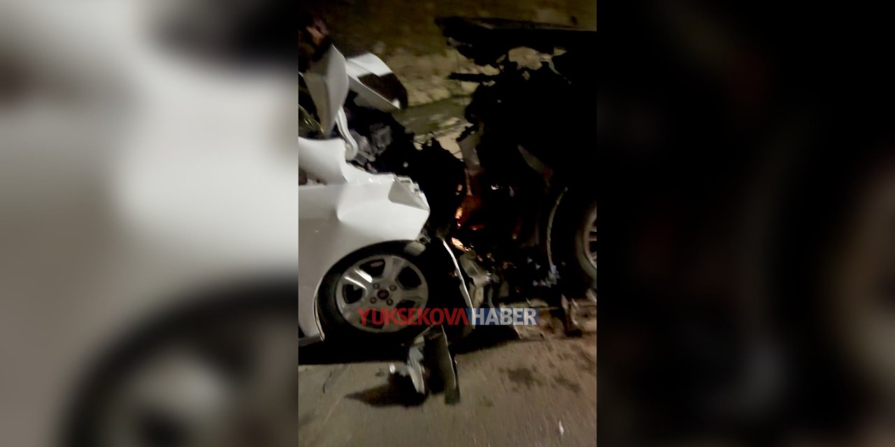 Yüksekova’da iki otomobil kafa kafaya çarpıştı: 5 yaralı