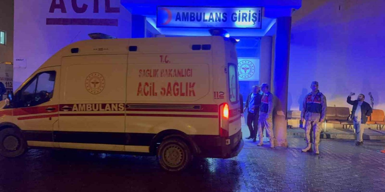 Hakkari’de düzensiz göçmenleri taşıyan minibüs dereye uçtu: 20 yaralı