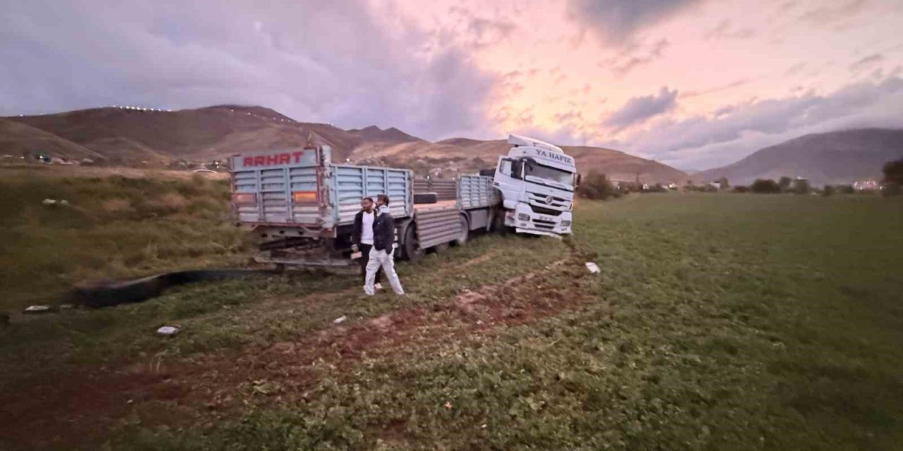 Van’da tır şarampole yuvarlandı: 2 yaralı