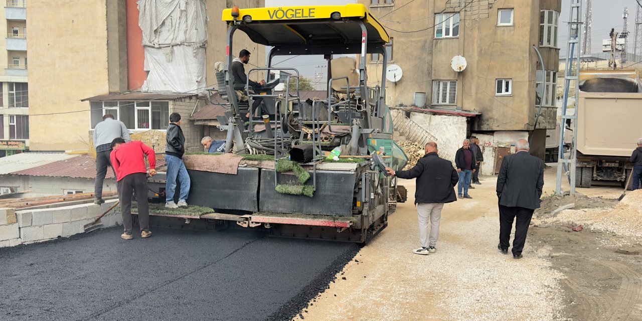 Yüksekova’da Mezarlık Mahallesi’nin bir sokağı asfaltlandı