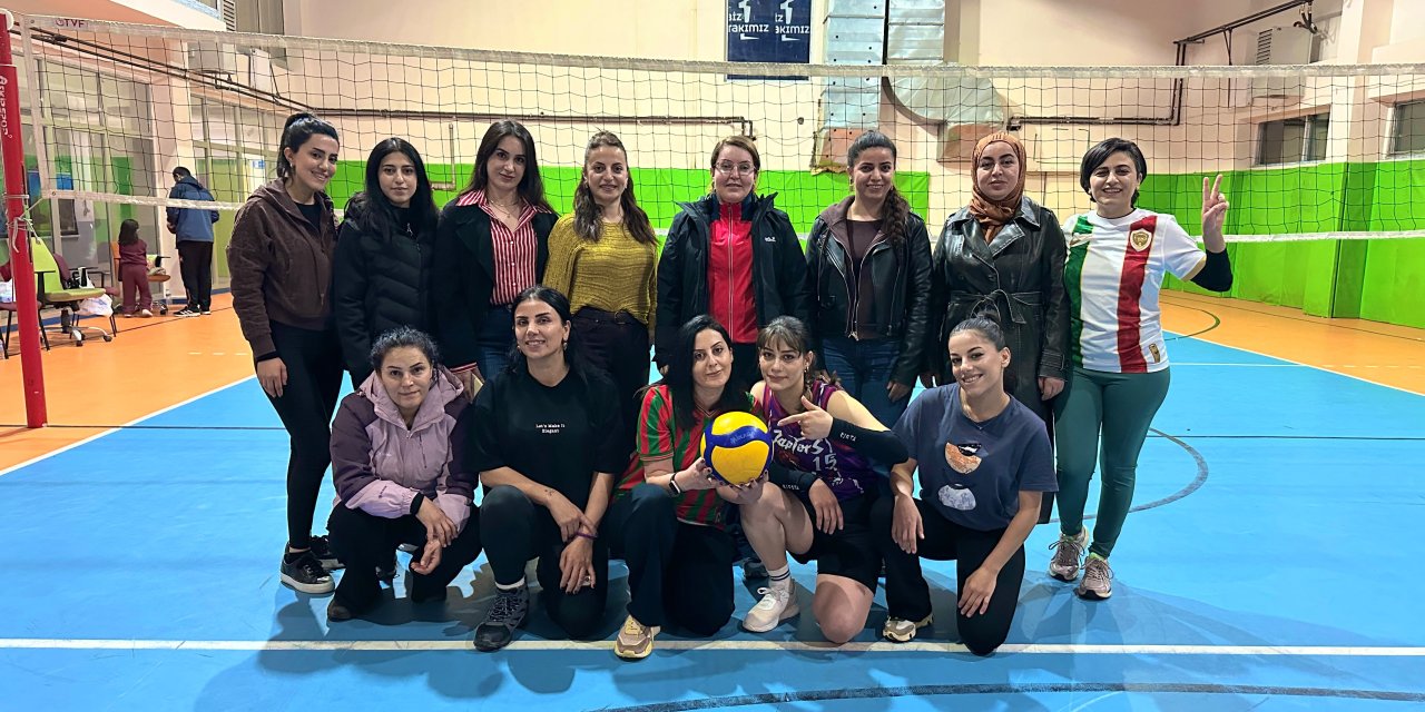Yüksekova’da kadınlar voleybol maçında bir araya geldi