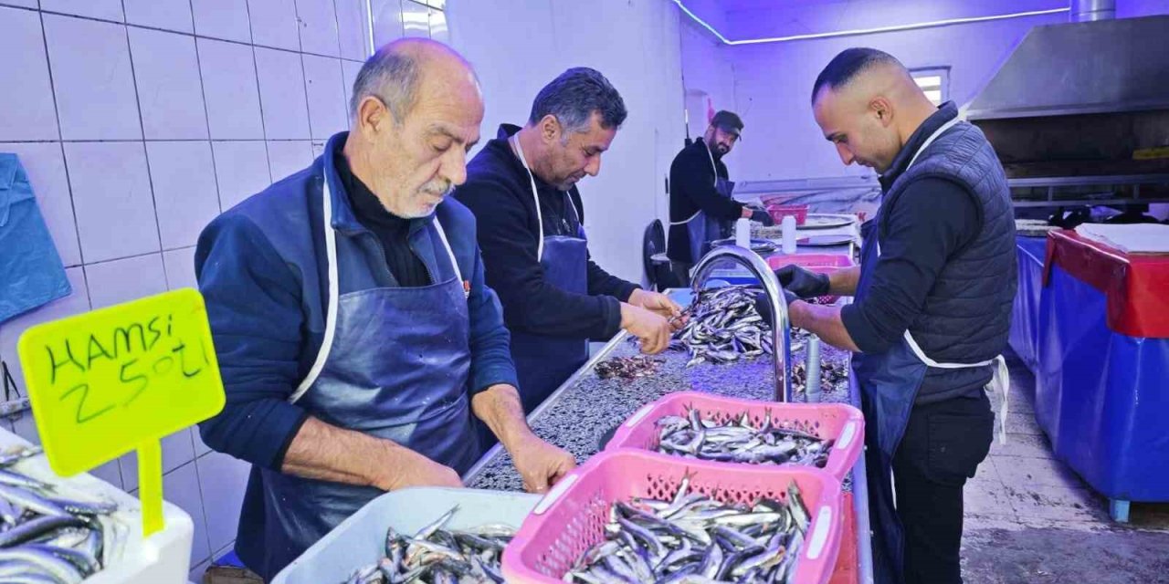 Ahlat’ta soğuk havalarla birlikte balık satışları arttı