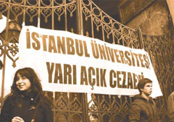 İstanbul Üniversitesi'nde güvenlikçiler öğrencilerle kavga etti
