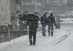 Hakkari'de akşam saatlerinde başlayan kar yağışı sürüyor