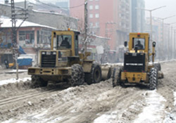 Yüksekova'da kar temizleme çalışmaları sürüyor