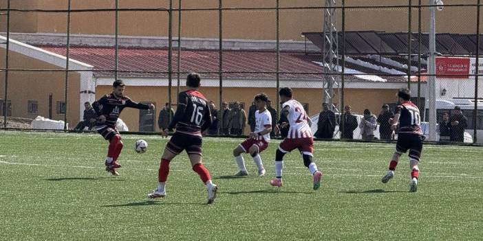 Derecik Belediye Spor, Şemdinli’yi yenerek Play-Off’a yükseldi