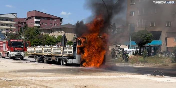 Yüksekova’da seyir halindeki TIR alev aldı