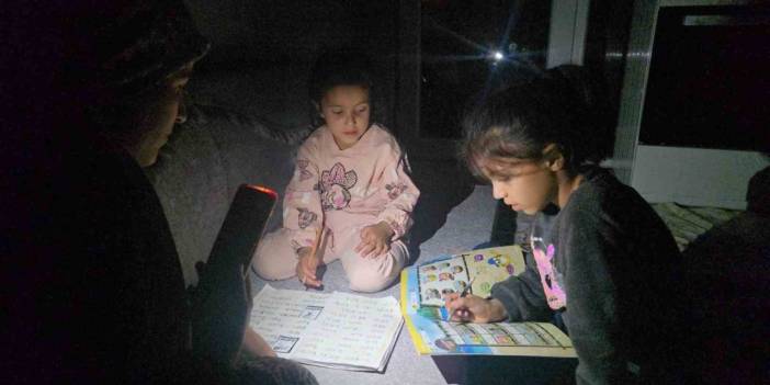 Hakkari’de telefon ışığıyla ders: Akbay ailesi elektrik istiyor