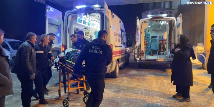 Yüksekova’da kontrolden çıkan otomobil takla attı, 3 kişi yaralandı