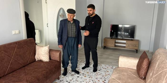 Onur Akman’dan Yüksekova’da evi yıkılan yaşlı çifte destek