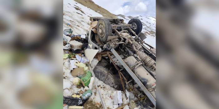 Yüksekova'da kamyonet şarampole yuvarlandı: 1 yaralı