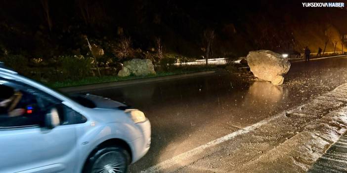 Şemdinli’de yola kaya parçaları düştü
