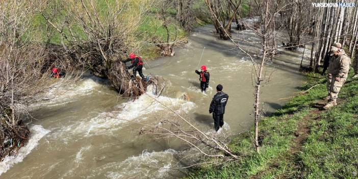 Şemdinli’de dereye düşen çocuğu arama çalışmaları ikinci gününde sürüyor