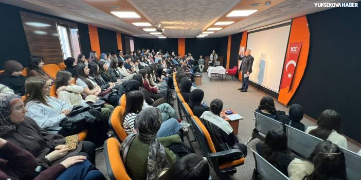 Metin Külünk Yüksekova’da öğrencilerle bir araya geldi