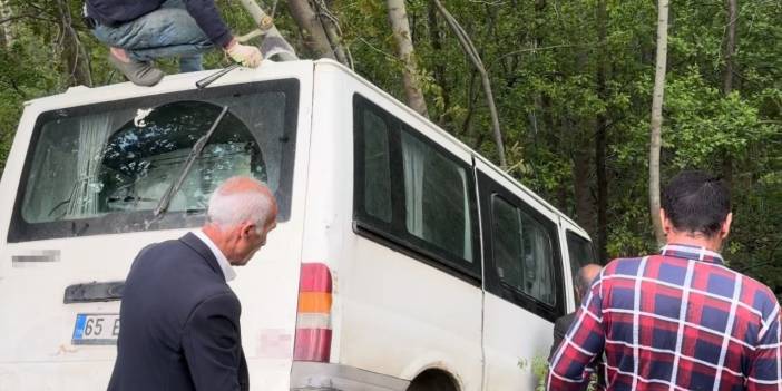 Şemdinli’de minibüs yoldan çıktı: 3 yaralı