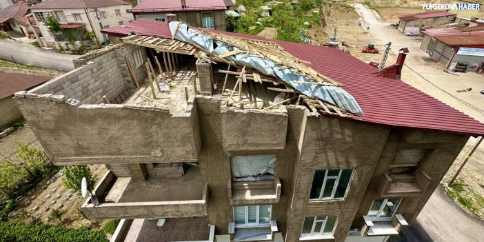 Yüksekova’da şiddetli rüzgar bir binanın çatısını uçurdu