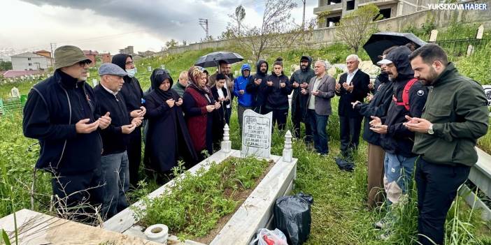 Yüksekova’nın ilk öğretmenlerinden Fikret Yaşar mezarı başında anıldı