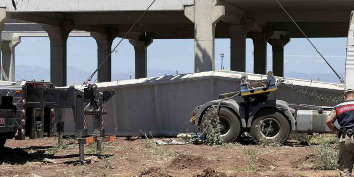 Yaklaşık 15 tonluk beton blok altında kaldılar: 1 ölü, 1 yaralı