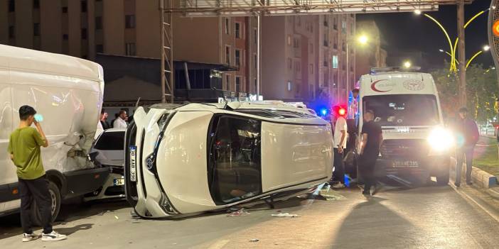 Yüksekova’da kontrolden çıkan araç park halindeki araçlara çarptı: 4 yaralı