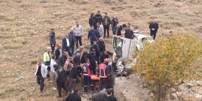 Yüksekova’da hafif ticari araç şarampole yuvarlandı: 2 yaralı