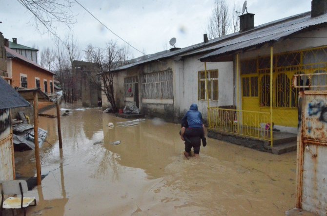Yüksekova’da evler su altında kaldı