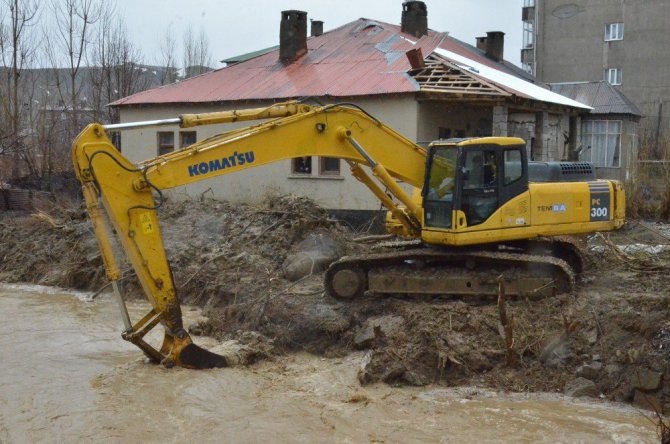 Yüksekova’da evler su altında kaldı